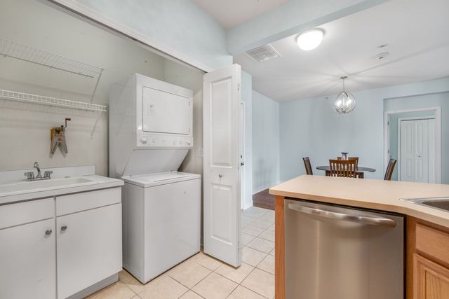 2692 Stone Circle 209, Geneva, IL 60134