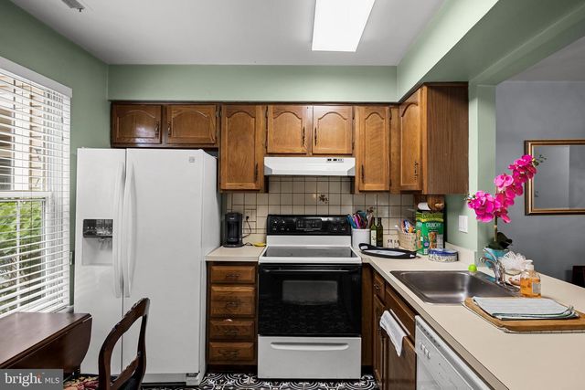 1563-A THORNWOOD DR, Mount Laurel, NJ 08054