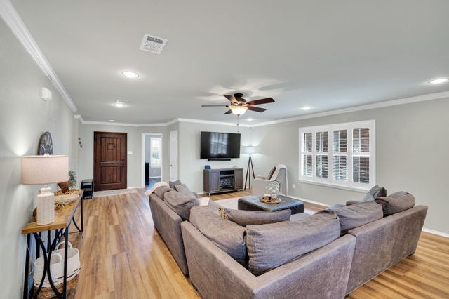 215 Stable Drive, Waxahachie, TX 75165