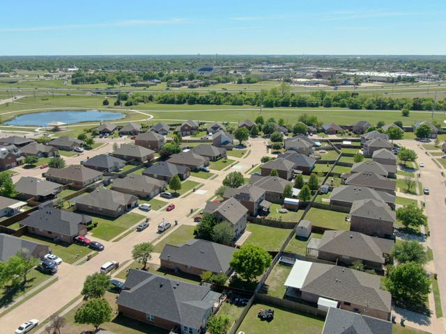 215 Stable Drive, Waxahachie, TX 75165