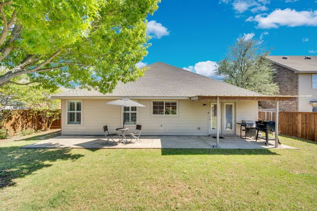 215 Stable Drive, Waxahachie, TX 75165