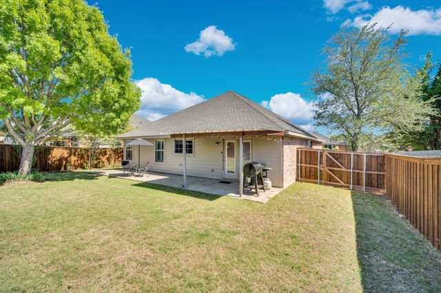 215 Stable Drive, Waxahachie, TX 75165