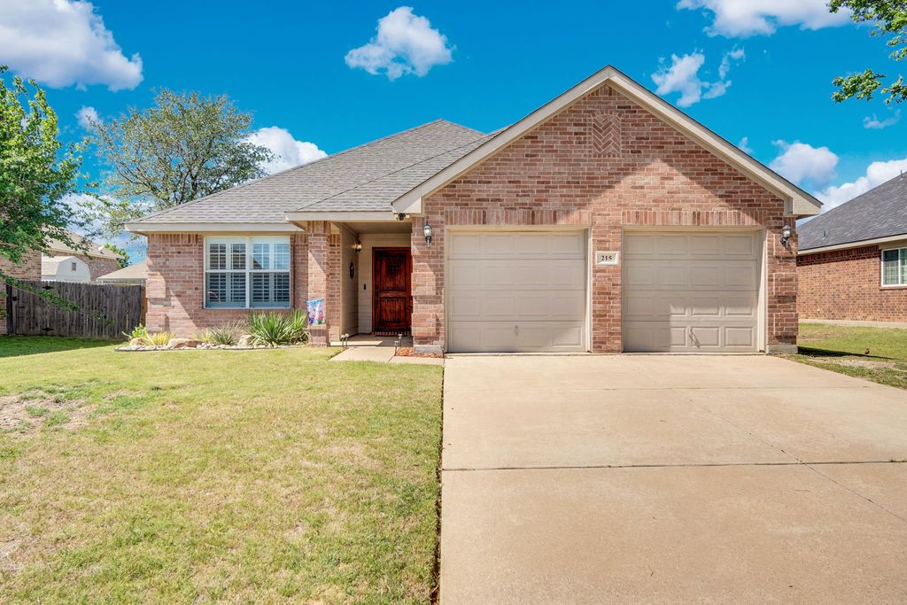 215 Stable Drive, Waxahachie, TX 75165