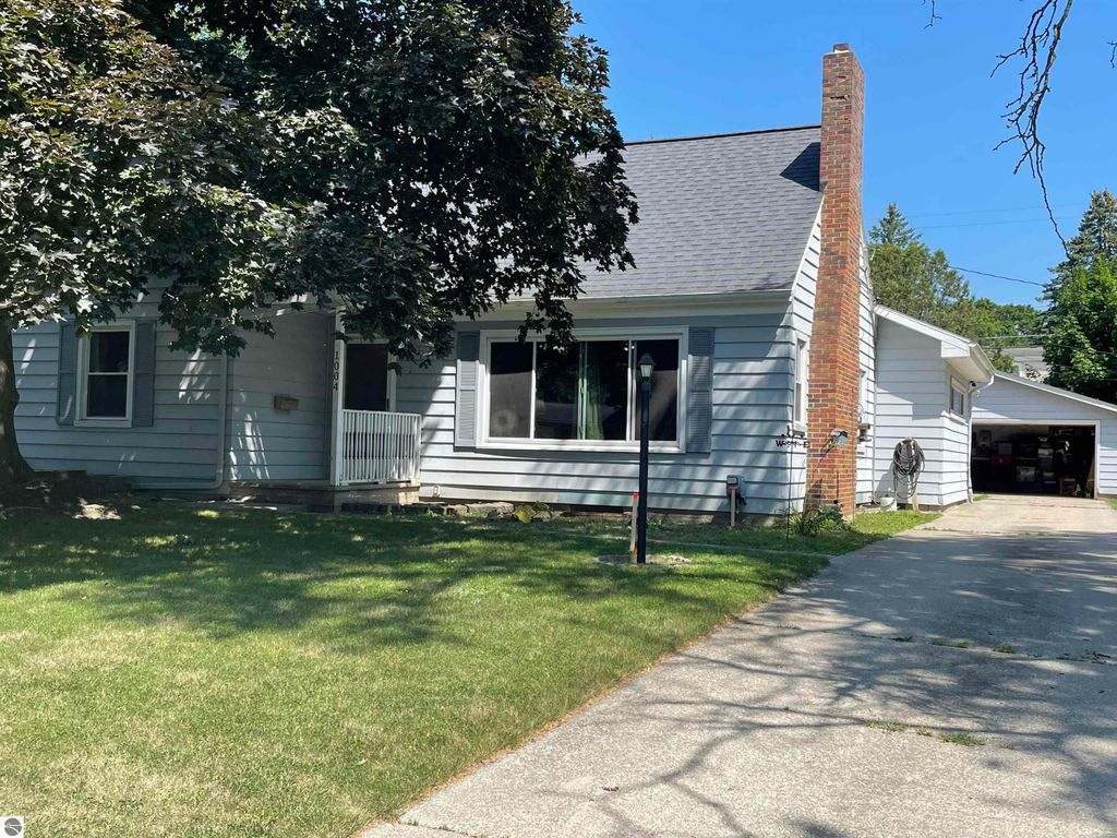 Image 1 of property listing at 1004 Falkirk Road, Alma, MI 48880