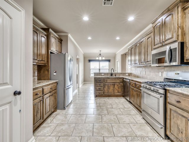 12318 E 69th Street North, Owasso, OK 74055