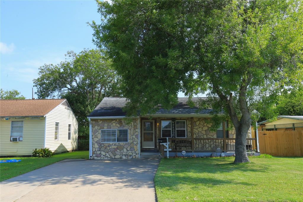 726 W 8th Street, Freeport, TX 77541