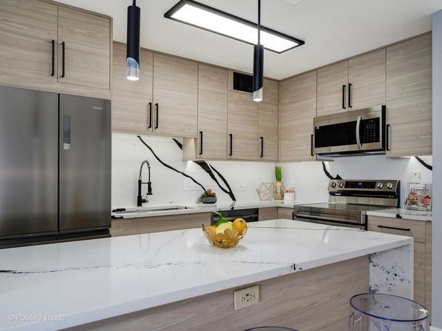 6157 N Sheridan Road 9J, Chicago, IL 60660