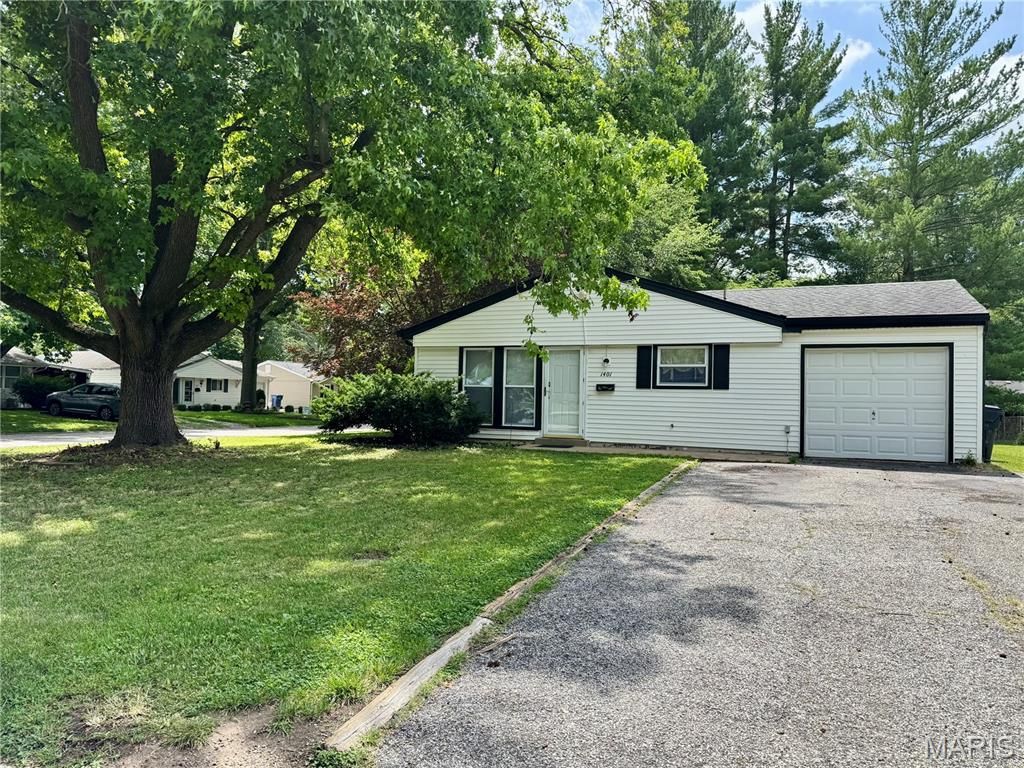 Image 2 of property listing at 1401 Peace Drive, Belleville, IL 62220