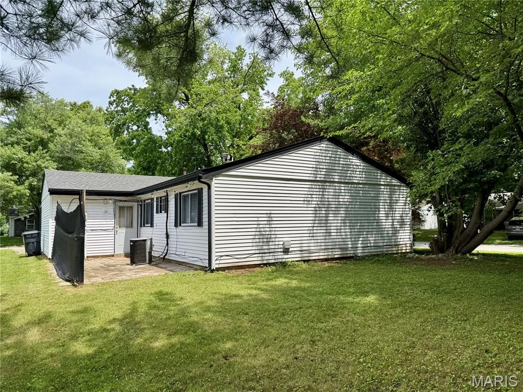 Image 4 of property listing at 1401 Peace Drive, Belleville, IL 62220
