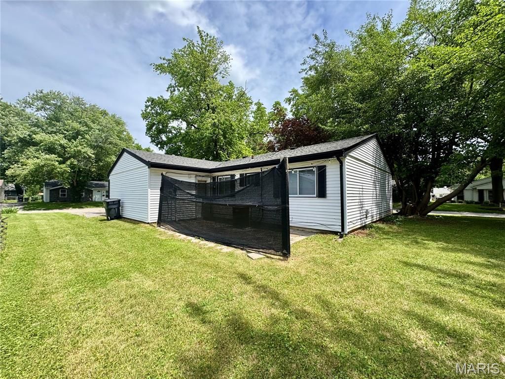 Image 5 of property listing at 1401 Peace Drive, Belleville, IL 62220