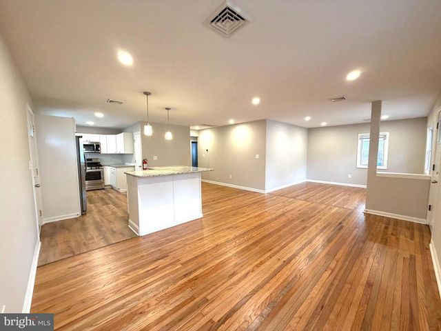 66 W CENTER AVE, Maple Shade, NJ 08052