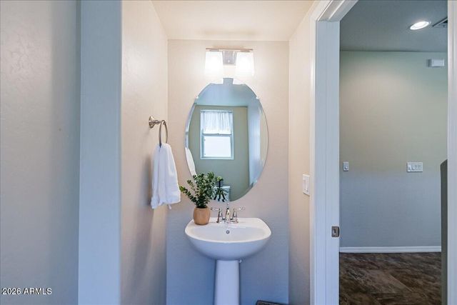 7318 W MIDWAY Avenue, Glendale, AZ 85303
