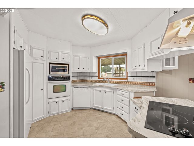 1225 W 10TH Ave 53, Junction City, OR 97448