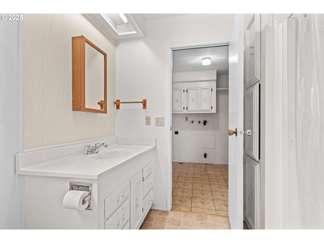 1225 W 10TH Ave 53, Junction City, OR 97448