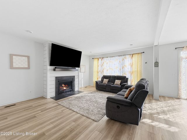 156 Goldeneye Ct, Shepherdsville, KY 40165