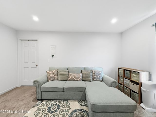 156 Goldeneye Ct, Shepherdsville, KY 40165