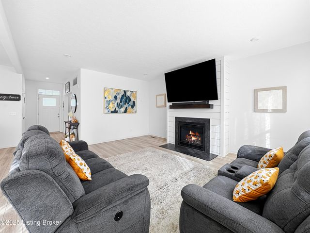 156 Goldeneye Ct, Shepherdsville, KY 40165