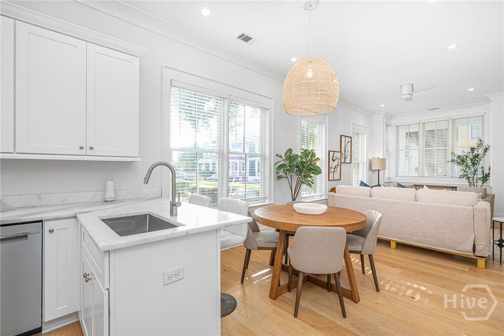 Image 11 of property listing at 216 W 43rd Street, Savannah, GA 31401