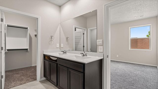 6 Seguro Court, Los Lunas, NM 87031