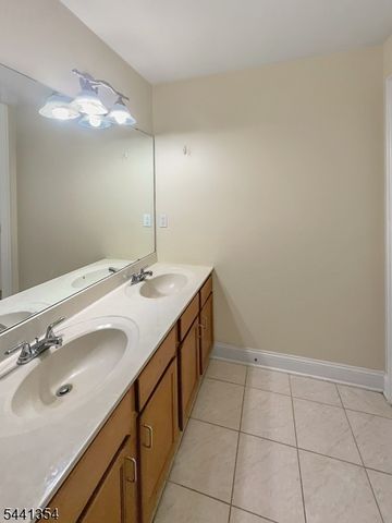 178 Front St, Elizabeth City, NJ 07206