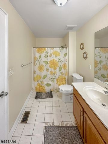 178 Front St, Elizabeth City, NJ 07206