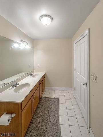 178 Front St, Elizabeth City, NJ 07206