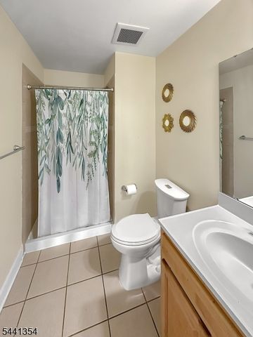 178 Front St, Elizabeth City, NJ 07206