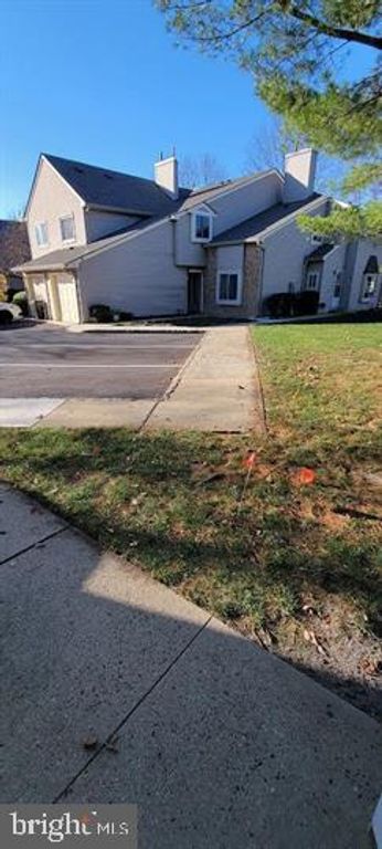 82 CHATHAM CT, East Windsor, NJ 08520
