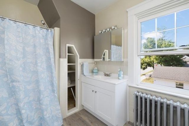 41 Wannamoisett Road, East Providence, RI 02914