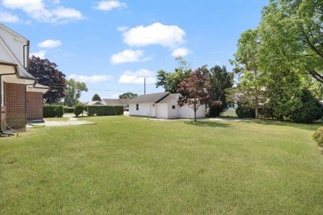 41 Wannamoisett Road, East Providence, RI 02914
