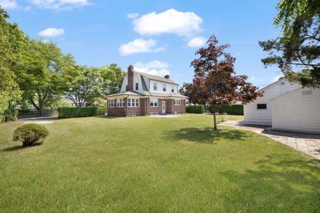 41 Wannamoisett Road, East Providence, RI 02914