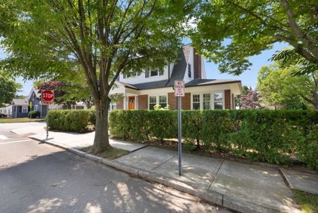 41 Wannamoisett Road, East Providence, RI 02914