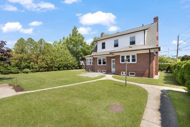 41 Wannamoisett Road, East Providence, RI 02914