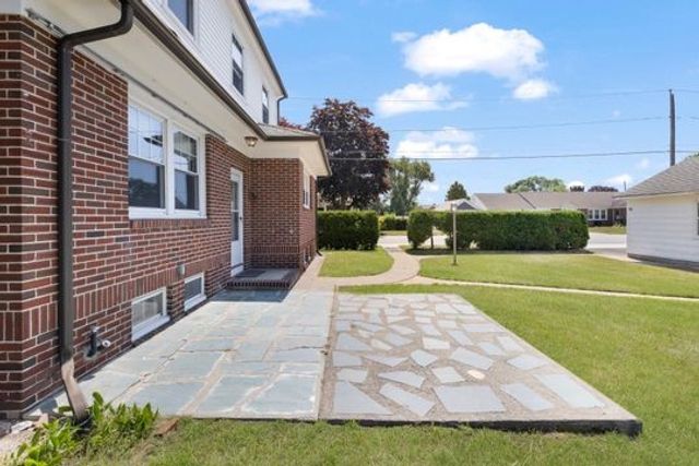 41 Wannamoisett Road, East Providence, RI 02914