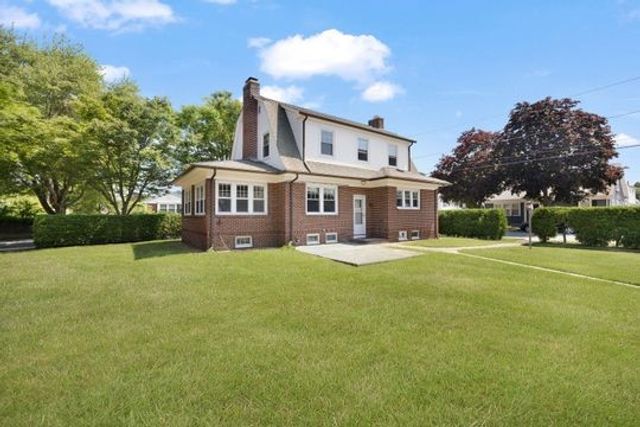 41 Wannamoisett Road, East Providence, RI 02914