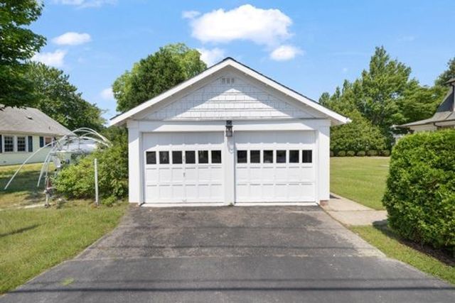 41 Wannamoisett Road, East Providence, RI 02914
