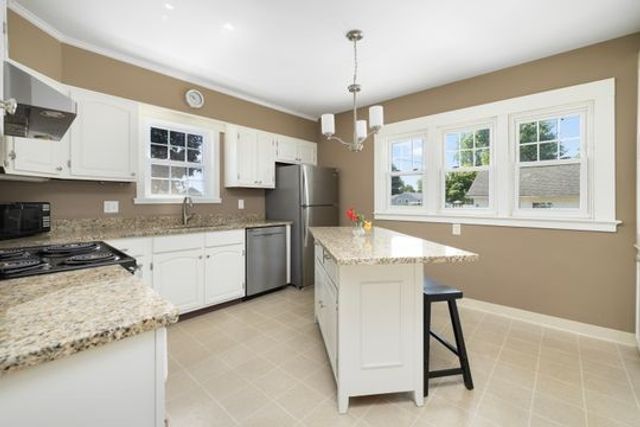 41 Wannamoisett Road, East Providence, RI 02914