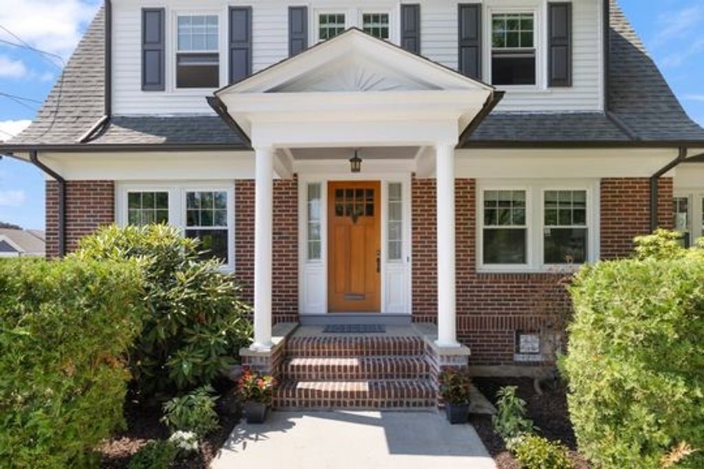 41 Wannamoisett Road, East Providence, RI 02914