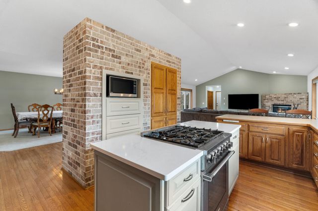 9675 SUMMIT Place, Chaska, MN 55318