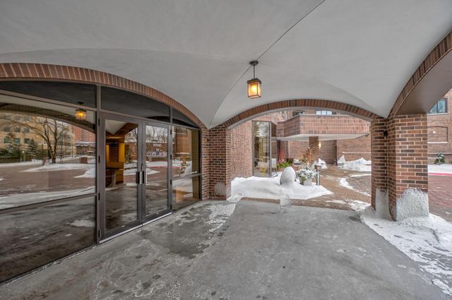 1201 Yale Place A100, Minneapolis, MN 55403