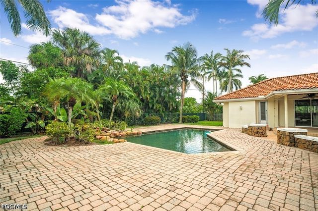 5231 Greenbriar DR, Fort Myers, FL 33919