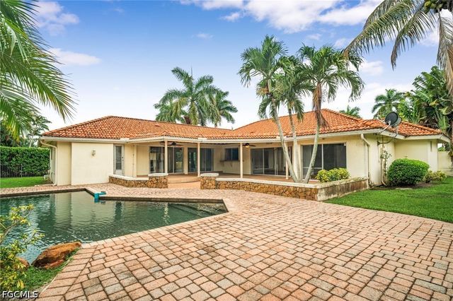5231 Greenbriar DR, Fort Myers, FL 33919