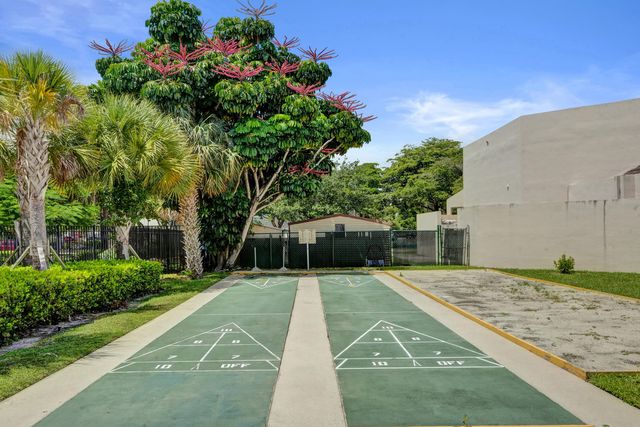 2651 Sunrise Lakes Drive E, Sunrise, FL 33322