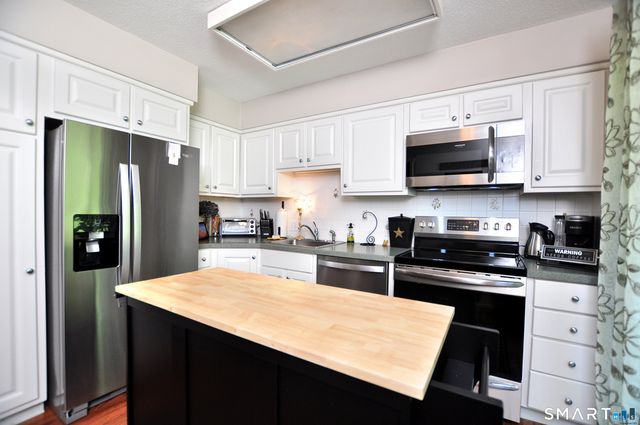 16 Applewood Lane 16, Avon, CT 06001