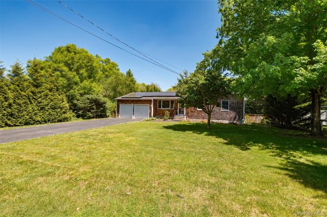37 Crescent Bow, Ridge, NY 11961