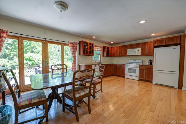37 Crescent Bow, Ridge, NY 11961