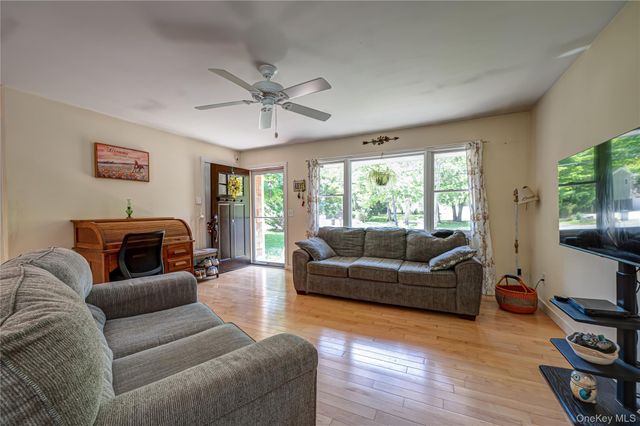37 Crescent Bow, Ridge, NY 11961