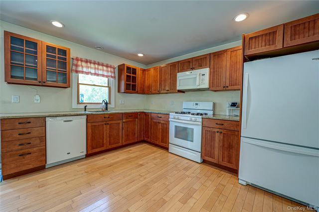 37 Crescent Bow, Ridge, NY 11961