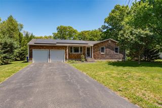 37 Crescent Bow, Ridge, NY 11961