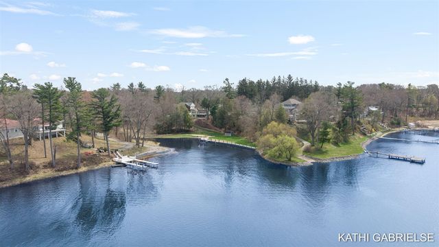 18886 Greenwood Court, Spring Lake, MI 49456